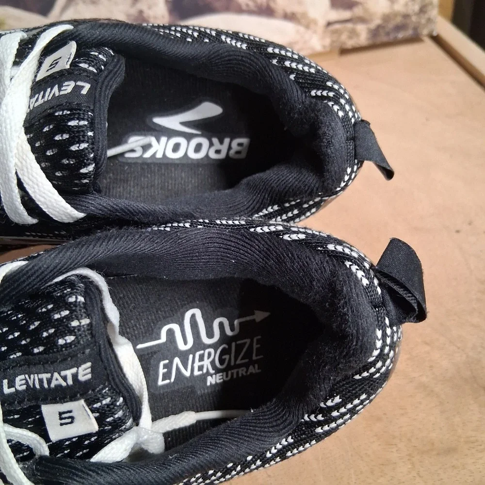 Brooks Levitate 5 Womens Running Shoes Black White Silver 1203521B088 Sz 7